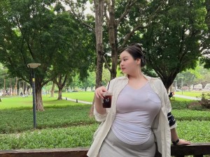 老太婆BBw搡BBBB搡搡搡;老太婆 BBw 搡 BBBB 搡搡搡，老人在公园被一中年女子当众人面持续推搡